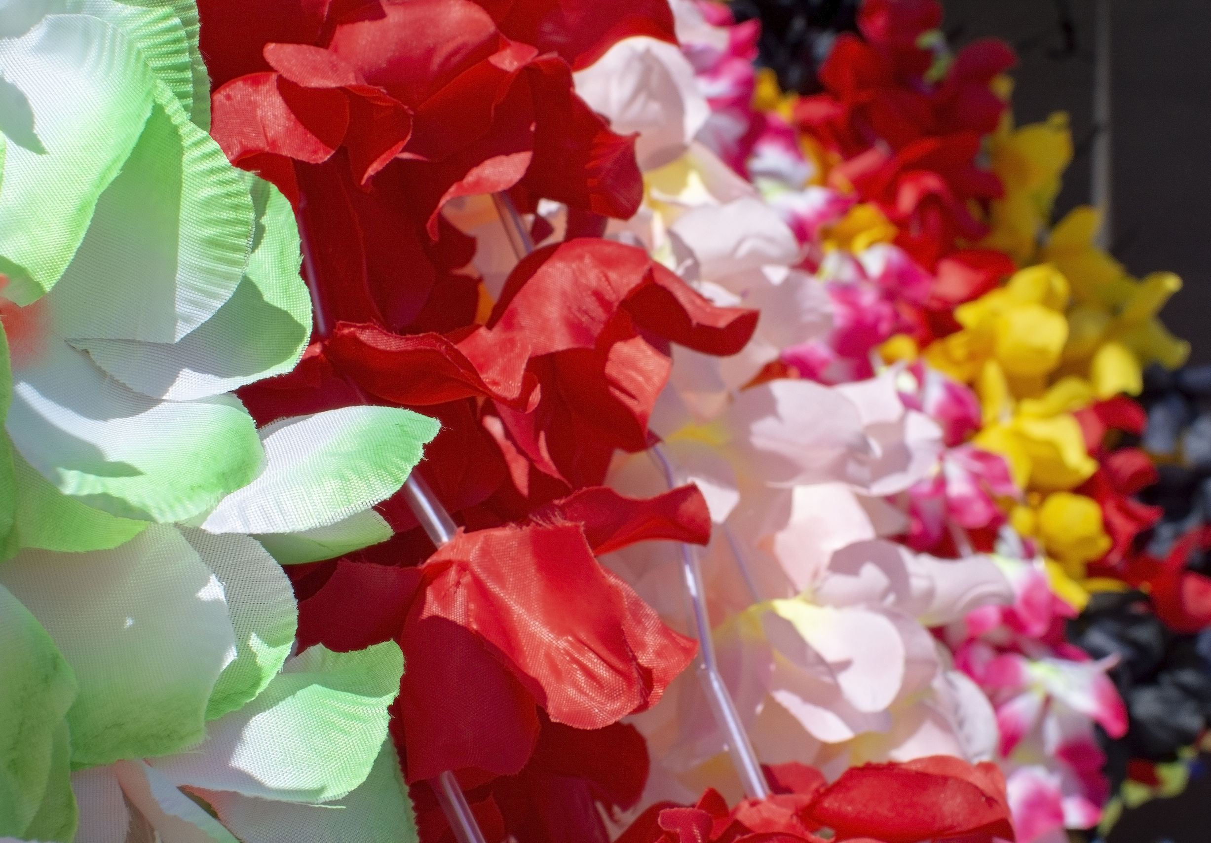 Hawaiian pool party games