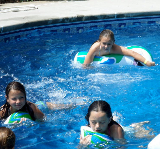 swimming pool party games