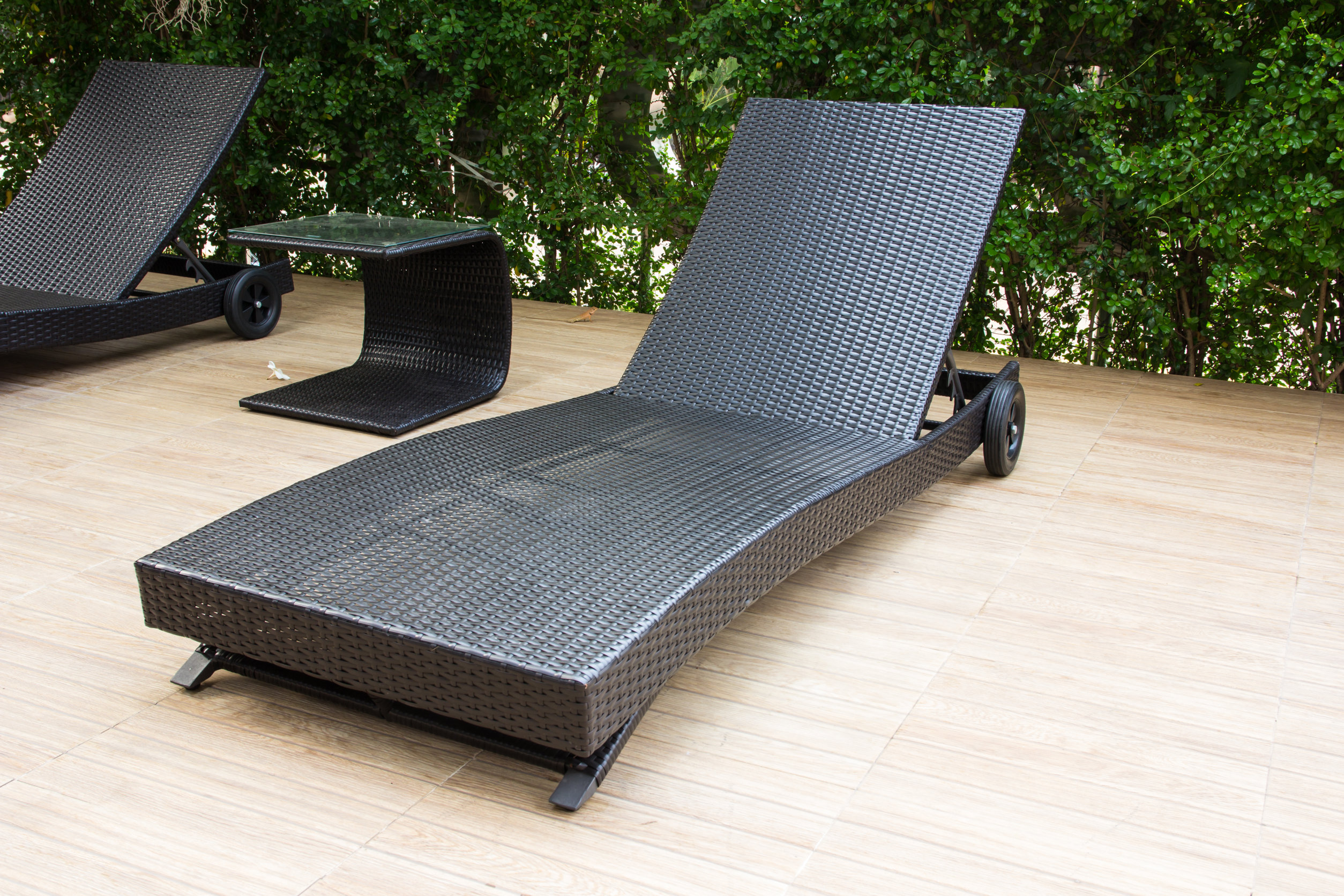 outdoor chaise lounge with wheels