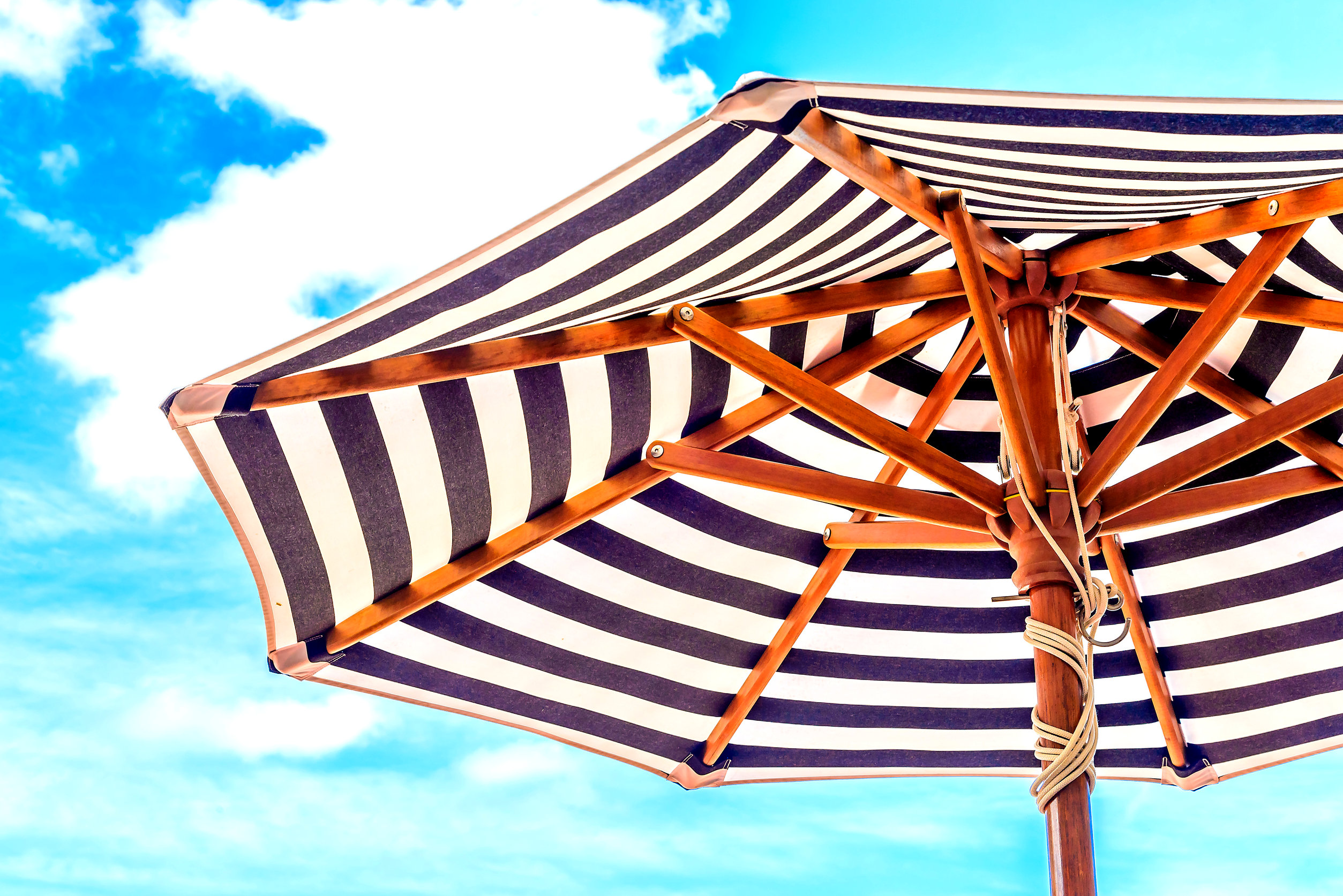 wooden patio umbrella with pulley