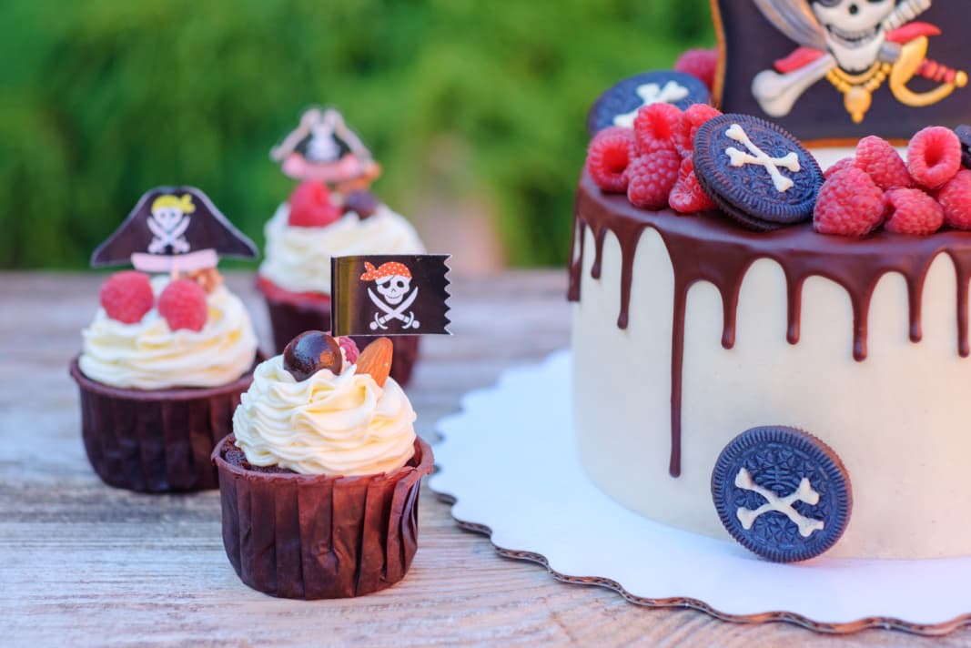 pirate party cupcakes with cupcake toppers and pirate cake