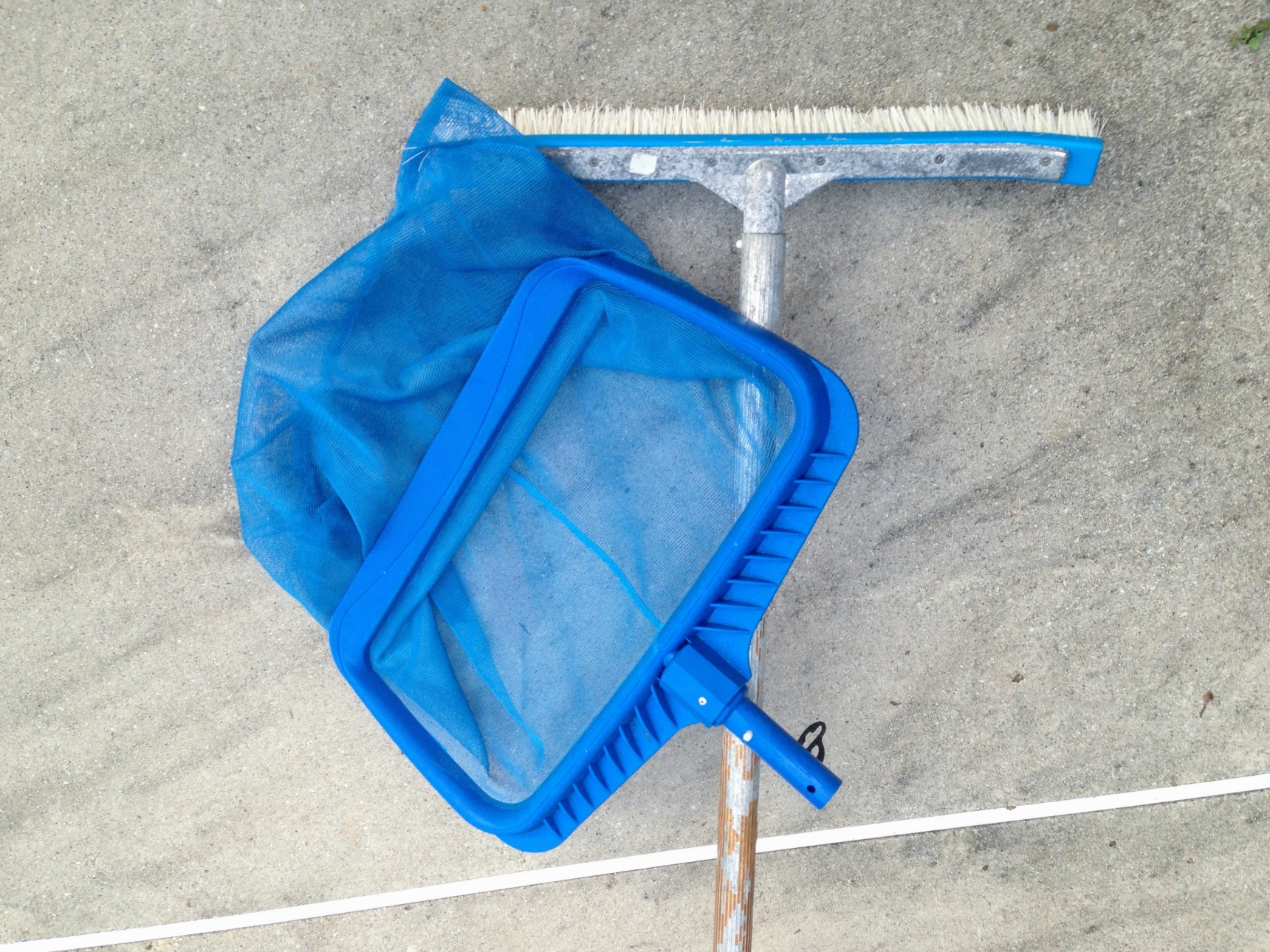 swimming pool cleaning equipment