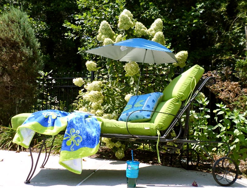 outdoor chaise lounge with wheels