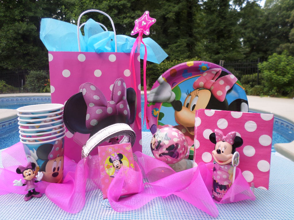 Minnie Mouse pool party ideas for kids